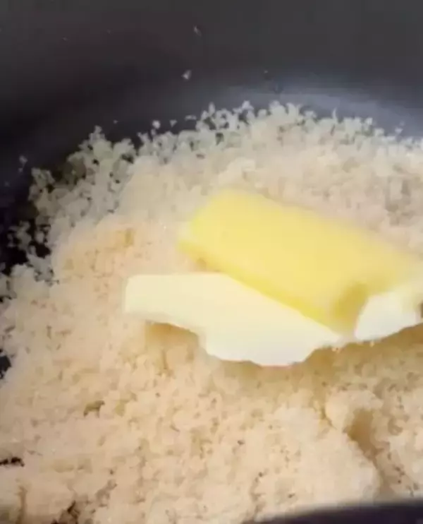 「切り餅にバターと卵黄を混ぜると？　完成品に「家族で争奪戦」「最高すぎる」」の画像
