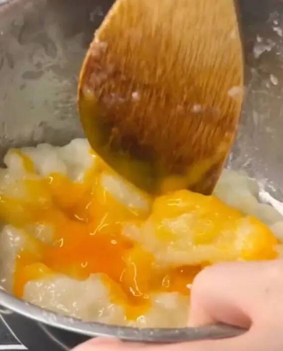 切り餅にバターと卵黄を混ぜると？　完成品に「家族で争奪戦」「最高すぎる」