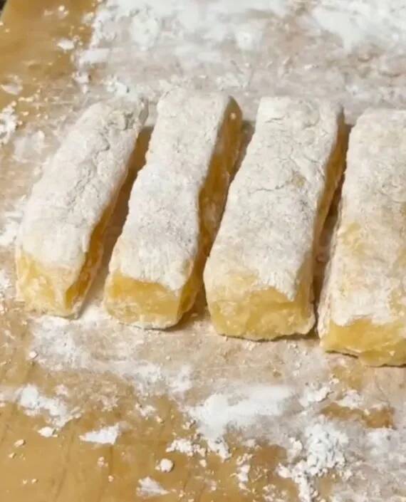 切り餅にバターと卵黄を混ぜると？　完成品に「家族で争奪戦」「最高すぎる」