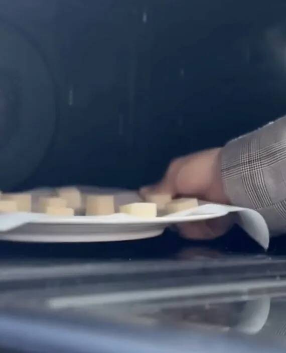 切り餅にバターと卵黄を混ぜると？　完成品に「家族で争奪戦」「最高すぎる」