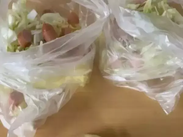 焼きそば麺は具材と一緒に冷凍して！　驚きの裏技に「コレは助かる」「なるほど」