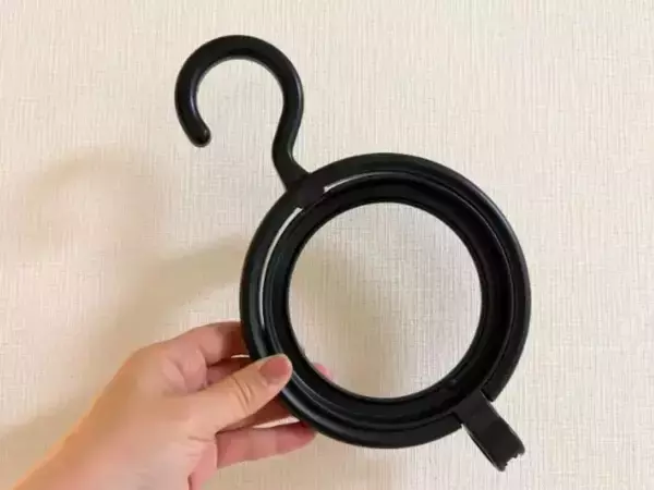 『ヘッドレスト』に設置すると？　車内が快適になる「引っかかるだけ」の裏ワザ