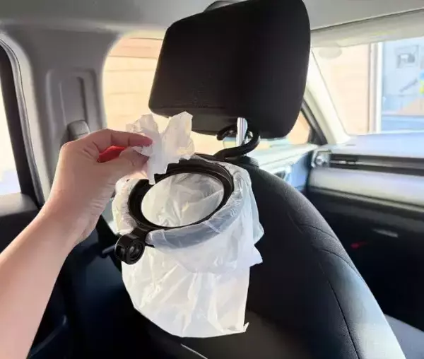 「『ヘッドレスト』に設置すると？　車内が快適になる「引っかかるだけ」の裏ワザ」の画像