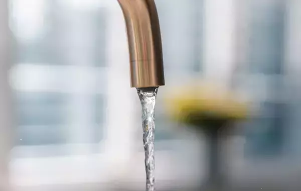「60℃のお湯は排水口に流して大丈夫？NG？　OKの基準を解説【タカラスタンダード】」の画像
