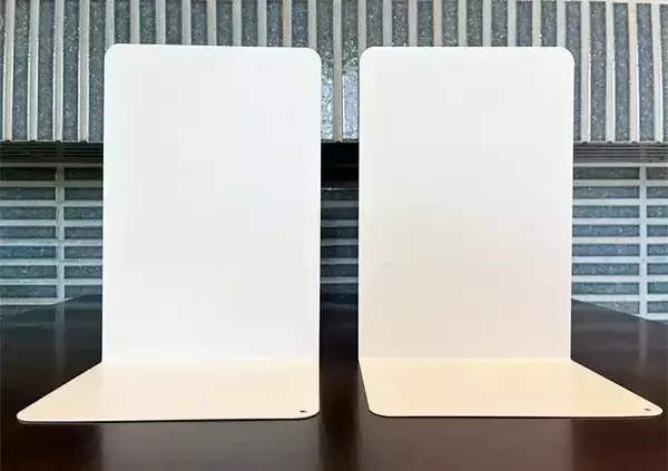 「玄関の『壁際』にブックエンドを設置すると悩み解消！　3分でできる収納術に「助かった！」」の画像