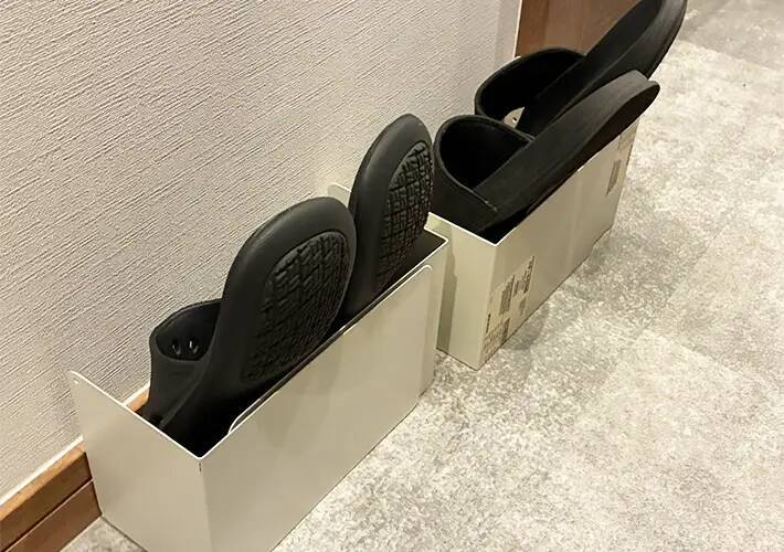 玄関の『壁際』にブックエンドを設置すると悩み解消！　3分でできる収納術に「助かった！」
