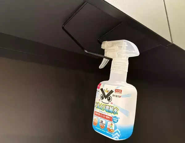 「ダイソーの『ワイヤースタンド』を逆さまにすると…？　驚きの活用アイデア7選」の画像