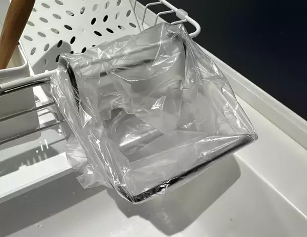 「ダイソーの『ワイヤースタンド』を逆さまにすると…？　驚きの活用アイデア7選」の画像