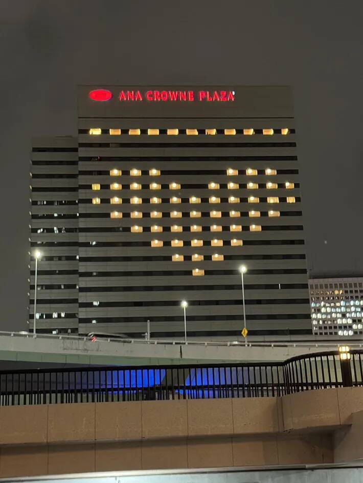 閉館日を迎えた老舗ホテル　窓を見ると…？「泣ける」「粋な演出だ」