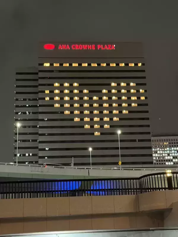 「閉館日を迎えた老舗ホテル　窓を見ると…？「泣ける」「粋な演出だ」」の画像