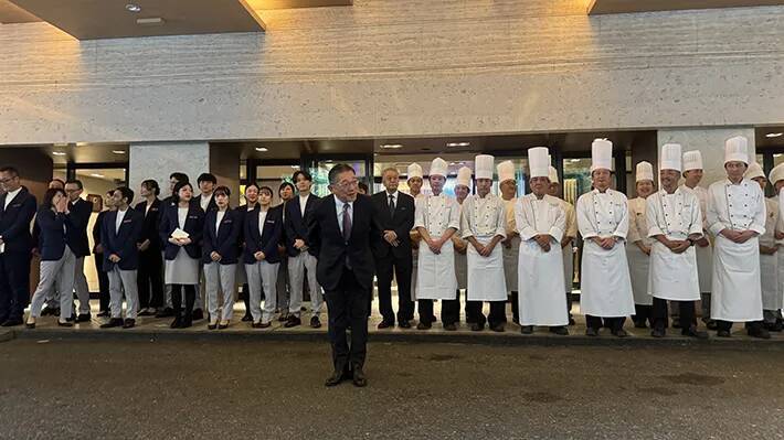 閉館日を迎えた老舗ホテル　窓を見ると…？「泣ける」「粋な演出だ」