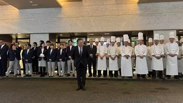 「閉館日を迎えた老舗ホテル　窓を見ると…？「泣ける」「粋な演出だ」」の画像