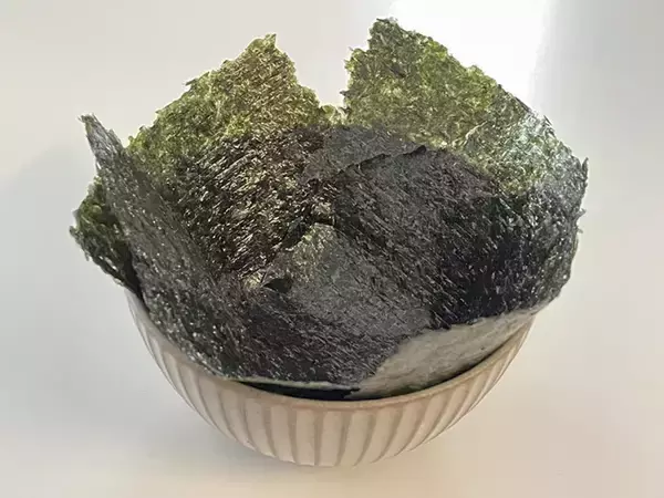 「納豆ご飯を食べる時の『最適解』？ 茶碗に海苔を敷けば…「正解はこれだったか！」」の画像