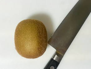 キウイを丸ごと冷凍したら？　皮むきが簡単になる裏ワザがこちら