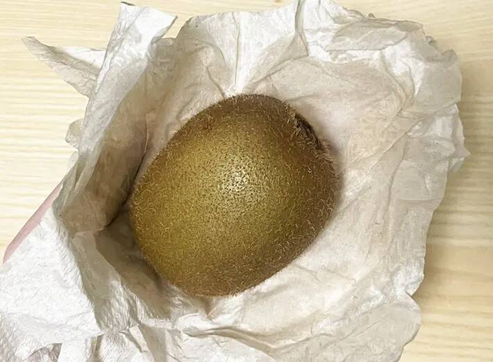 キウイを丸ごと冷凍したら？　皮むきが簡単になる裏ワザがこちら