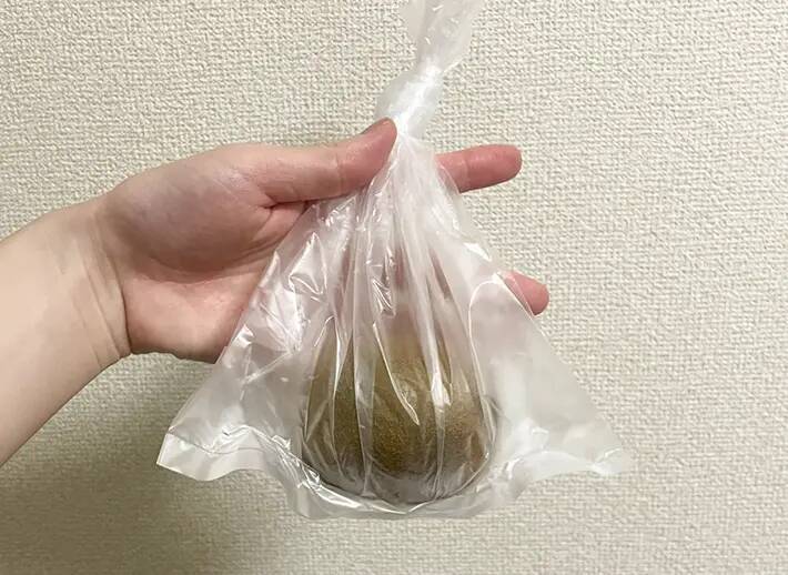 キウイを丸ごと冷凍したら？　皮むきが簡単になる裏ワザがこちら