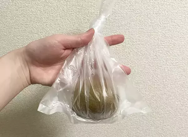 「キウイを丸ごと冷凍したら？　皮むきが簡単になる裏ワザがこちら」の画像