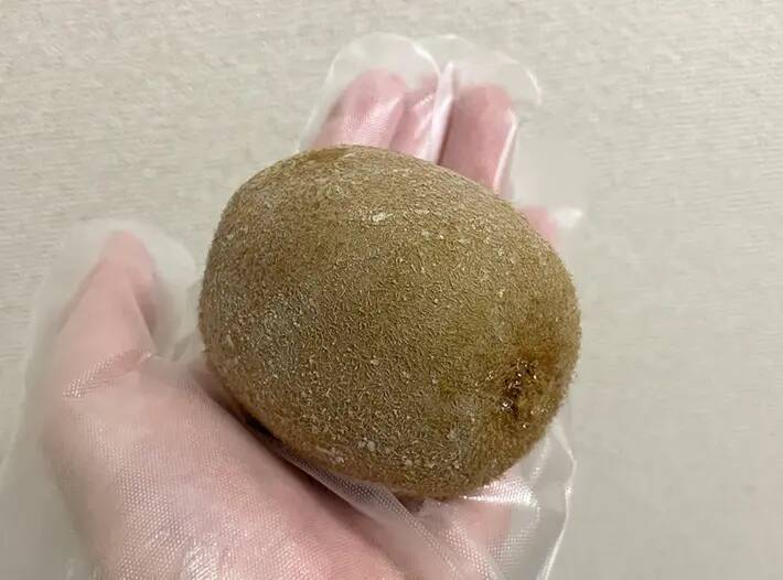 キウイを丸ごと冷凍したら？　皮むきが簡単になる裏ワザがこちら