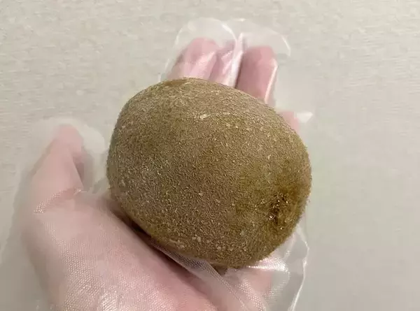 「キウイを丸ごと冷凍したら？　皮むきが簡単になる裏ワザがこちら」の画像