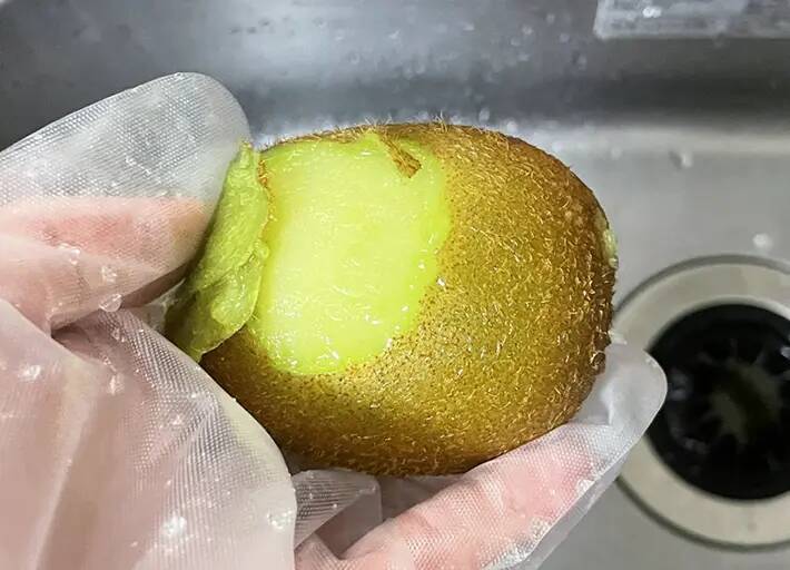 キウイを丸ごと冷凍したら？　皮むきが簡単になる裏ワザがこちら