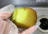 「キウイを丸ごと冷凍したら？　皮むきが簡単になる裏ワザがこちら」の画像6