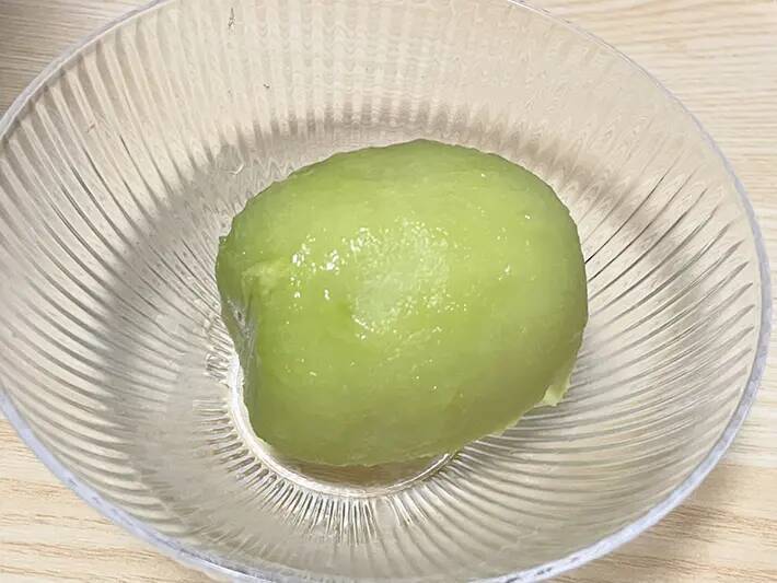 キウイを丸ごと冷凍したら？　皮むきが簡単になる裏ワザがこちら