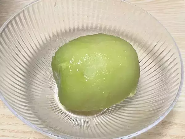 「キウイを丸ごと冷凍したら？　皮むきが簡単になる裏ワザがこちら」の画像