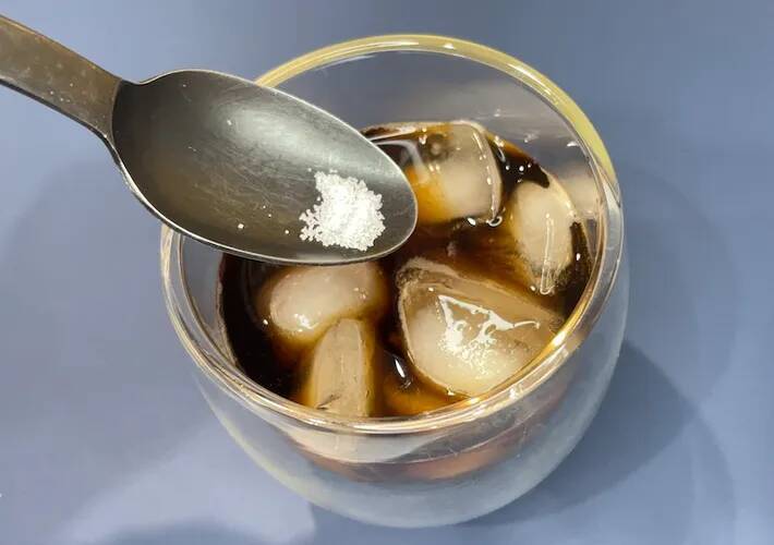 ペットボトルのコーヒー、そのまま飲むの待って！　『ひとつまみ』のちょい足しに「夏にぴったり」「クセになる」