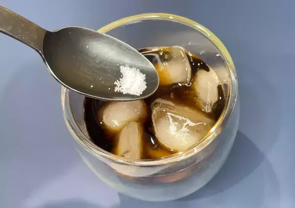 「ペットボトルのコーヒー、そのまま飲むの待って！　『ひとつまみ』のちょい足しに「夏にぴったり」「クセになる」」の画像