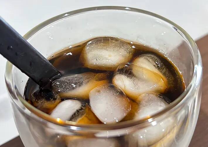 ペットボトルのコーヒー、そのまま飲むの待って！　『ひとつまみ』のちょい足しに「夏にぴったり」「クセになる」