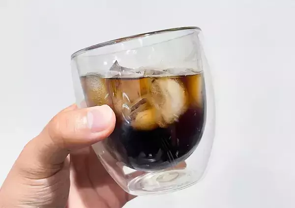 「ペットボトルのコーヒー、そのまま飲むの待って！　『ひとつまみ』のちょい足しに「夏にぴったり」「クセになる」」の画像