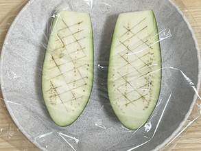 ナスを丸ごと1本使って！　トースターで5分焼いて作るレシピに「グラタンみたい」「子供から大人まで好きな味」