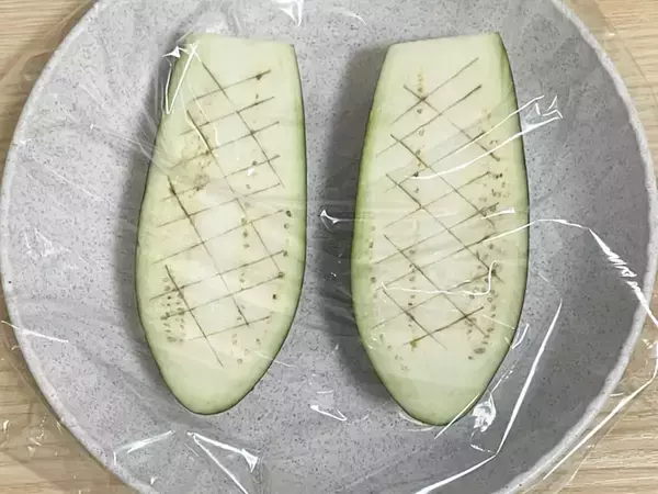 ナスを丸ごと1本使って！　トースターで5分焼いて作るレシピに「グラタンみたい」「子供から大人まで好きな味」