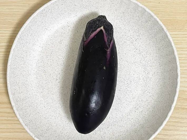 ナスを丸ごと1本使って！　トースターで5分焼いて作るレシピに「グラタンみたい」「子供から大人まで好きな味」