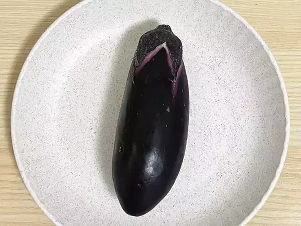 「ナスを丸ごと1本使って！　トースターで5分焼いて作るレシピに「グラタンみたい」「子供から大人まで好きな味」」の画像