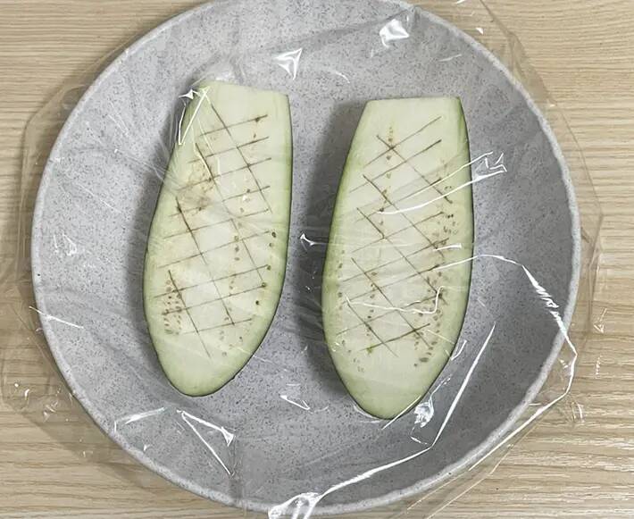 ナスを丸ごと1本使って！　トースターで5分焼いて作るレシピに「グラタンみたい」「子供から大人まで好きな味」