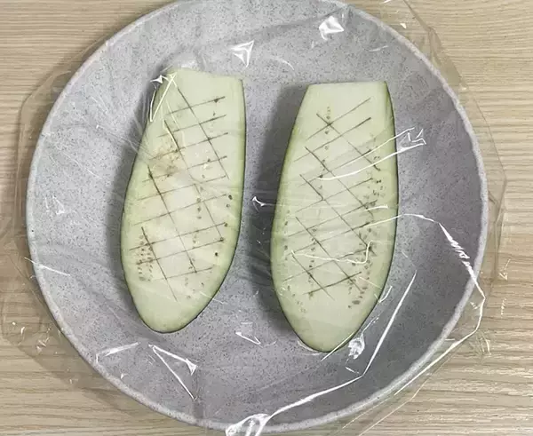 「ナスを丸ごと1本使って！　トースターで5分焼いて作るレシピに「グラタンみたい」「子供から大人まで好きな味」」の画像