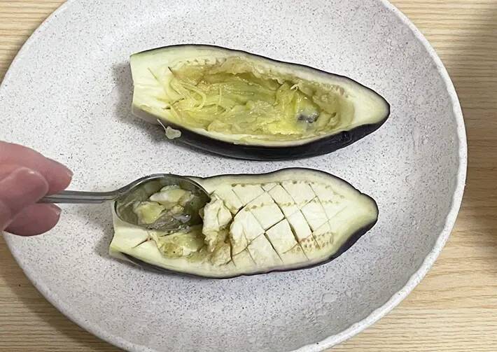 ナスを丸ごと1本使って！　トースターで5分焼いて作るレシピに「グラタンみたい」「子供から大人まで好きな味」