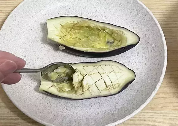 「ナスを丸ごと1本使って！　トースターで5分焼いて作るレシピに「グラタンみたい」「子供から大人まで好きな味」」の画像