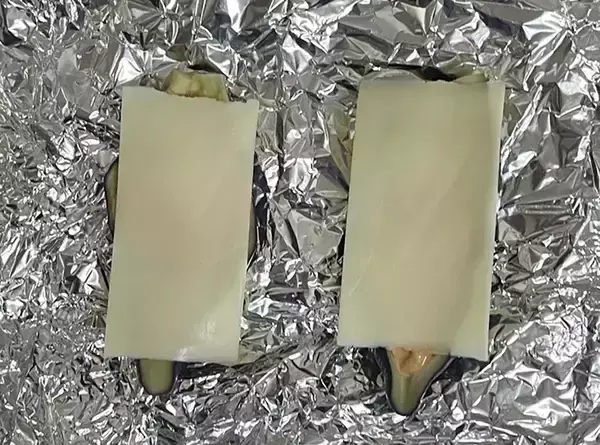 「ナスを丸ごと1本使って！　トースターで5分焼いて作るレシピに「グラタンみたい」「子供から大人まで好きな味」」の画像