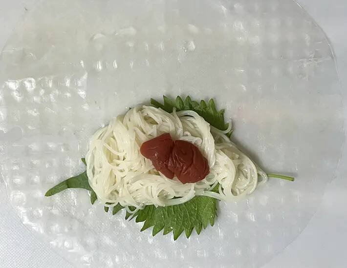 そうめんと薬味を一緒に食べたい！　包んでみたら「食べ応え抜群」「おにぎりみたい」