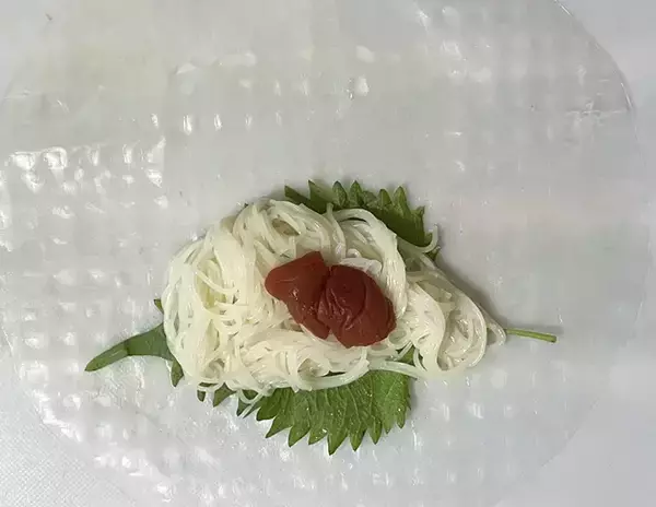 「そうめんと薬味を一緒に食べたい！　包んでみたら「食べ応え抜群」「おにぎりみたい」」の画像