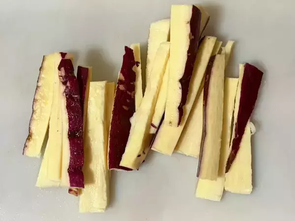 サツマイモに『大さじ1杯ずつ』かけて…　海苔巻きレシピが「ご飯にピッタリ」「弁当にもいい」