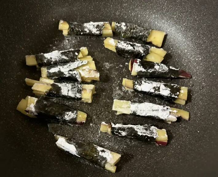 サツマイモに『大さじ1杯ずつ』かけて…　海苔巻きレシピが「ご飯にピッタリ」「弁当にもいい」