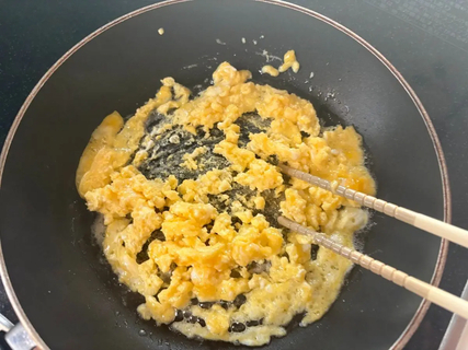 「娘がモリモリ食べた」卵2個を炒めてご飯に混ぜる！味の素発案の『おにぎり』