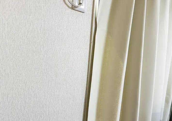 『磁石』を窓縁に貼ると部屋が快適に　西日を侵入させないコツに「温度が1.4度も下がった」
