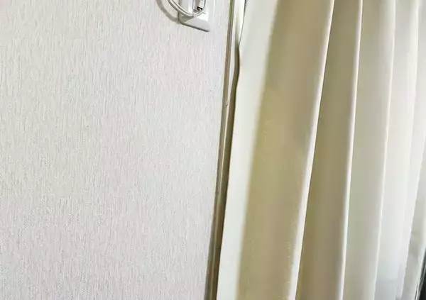 「『磁石』を窓縁に貼ると部屋が快適に　西日を侵入させないコツに「温度が1.4度も下がった」」の画像