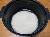 「「米1合に氷2個」入れるだけ！　手軽すぎる炊飯テクに「もっと早く知りたかった」【炊飯術4選】」の画像1