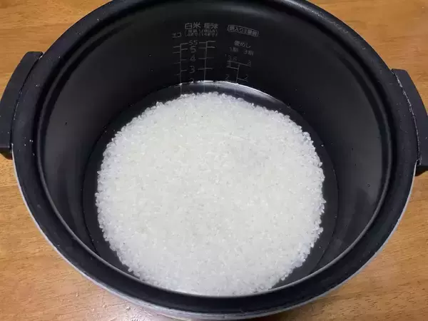 「米1合に氷2個」入れるだけ！　手軽すぎる炊飯テクに「もっと早く知りたかった」【炊飯術4選】