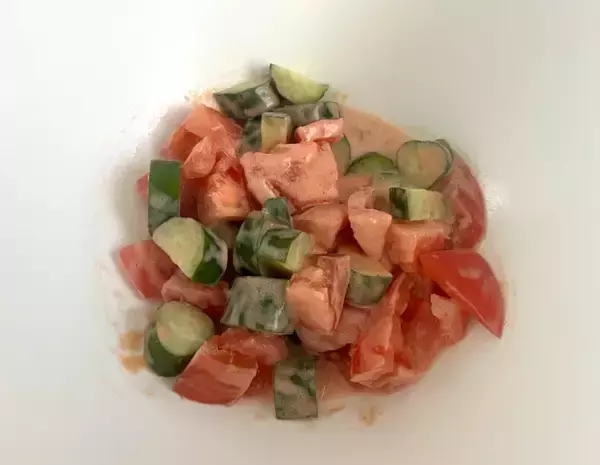 「キュウリとトマトの『大正解な食べ方』　家で簡単にソースを作ると？「次もこの味にして」」の画像